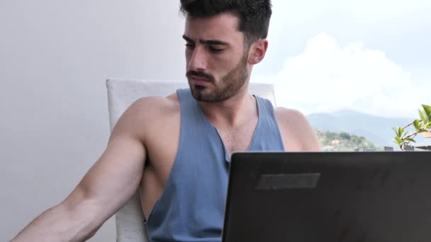 Handosme Mann arbeitet zu Hause am Laptop — Stockvideo