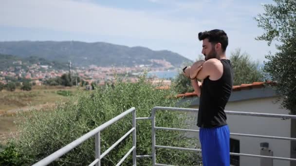 Giovane uomo che fa stretching esercizio all'aperto — Video Stock