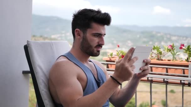 Uomo che lavora al computer Tablet sul balcone — Video Stock