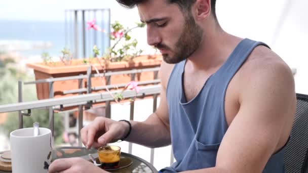 Joven bebiendo café espreso en la terraza — Vídeo de stock