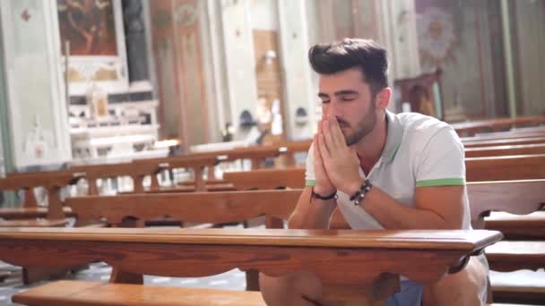 Joven rezando en la iglesia — Vídeos de Stock