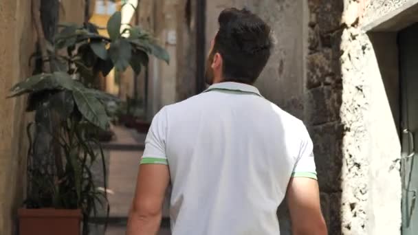 Joven guapo en la vieja ciudad italiana — Vídeos de Stock