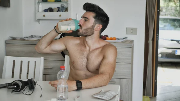 Homem bebendo shaker proteína do liquidificador — Fotografia de Stock