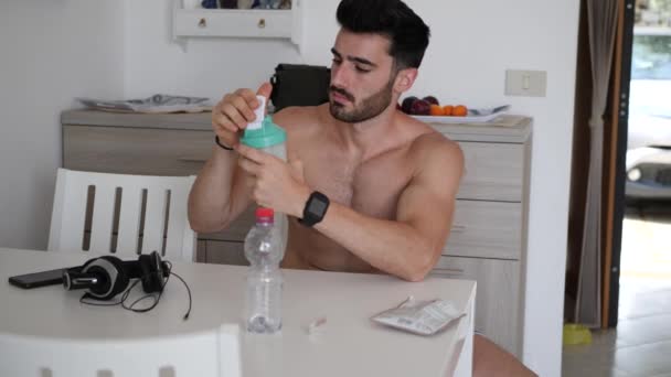 Mannen dricker protein shaker från blender — Stockvideo