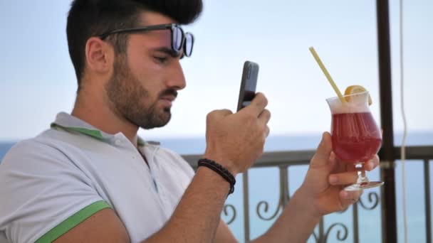 Homem fotografando seu coquetel, ao ar livre no bar no verão — Vídeo de Stock