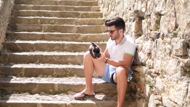 Joven hombre atractivo escuchando música con auriculares — Vídeo de stock