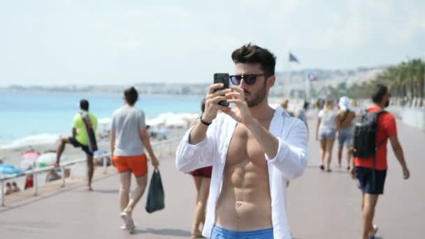 Giovane Turista Sesso Maschile Piedi Esplorare Nizza Francia Utilizzando Cellulare — Video Stock