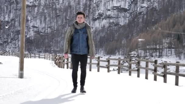 Bonito homem confiante na montanha com neve — Vídeo de Stock