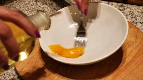 Manos Femeninas Preparando Mayonesa Casera Con Yema Huevo Aceite Oliva — Vídeo de stock