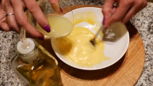 Manos femeninas preparando mayonesa casera — Vídeo de stock