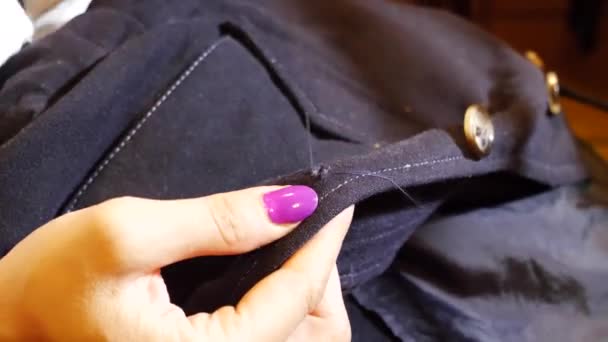Costura ou costureira mãos costura e fixação de vestuário — Vídeo de Stock