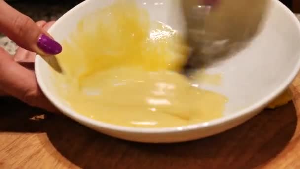 Frauenhände bereiten selbstgemachten Pudding zu — Stockvideo