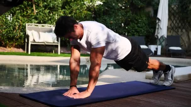 Young man exercising, working out outdoor — Stock Video