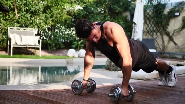 Young man exercising, working out outdoor — Stock Video