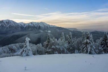 Muhteşem dağ manzarası güneş parlıyor. Karpatlar dramatik kış sahne