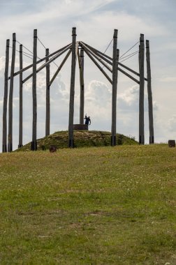 Monumen'in fotoğraflarını çeken fotoğrafçı
