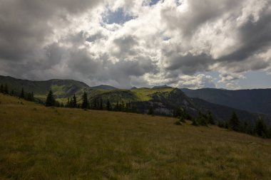 Mountai tepesinden dağlar manzara