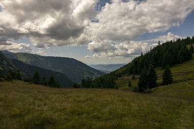 Mountai tepesinden dağlar manzara