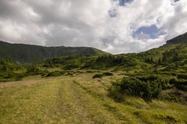 Mountai tepesinden dağlar manzara