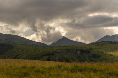 Dağın tepesinden dağlar manzara