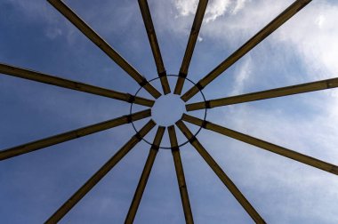 mavi sk üzerinde çiçek anıtı