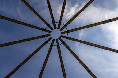 mavi sk üzerinde çiçek anıtı