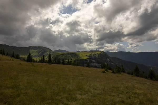 Mountai tepesinden dağlar manzara