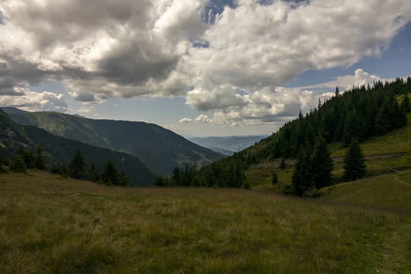 Mountai tepesinden dağlar manzara