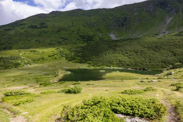 Mountai tepesinden dağlar manzara