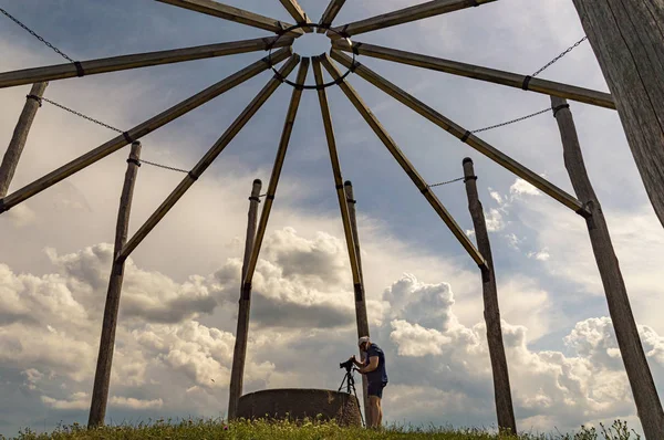 mavi sk üzerinde çiçek anıtı