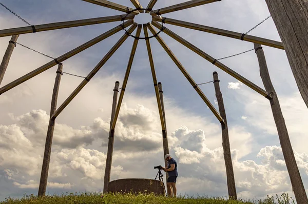 mavi sk üzerinde çiçek anıtı