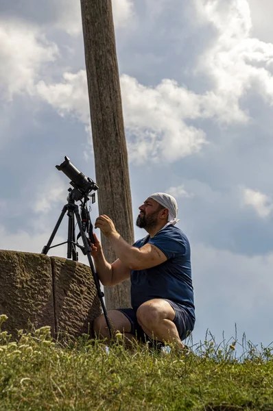 Monumen'in fotoğraflarını çeken fotoğrafçı
