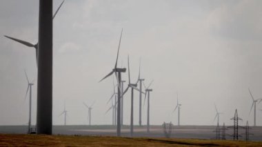 Yel değirmenleri sahada