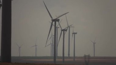 Yel değirmenleri sahada