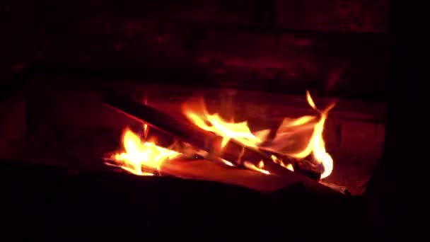 Yaz Akşamları Şöminede Yanan Parlak Ateş — Stok video