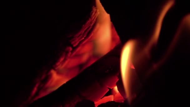 Llama Brillante Del Fuego Arde Chimenea Tarde Veraniega — Vídeos de Stock