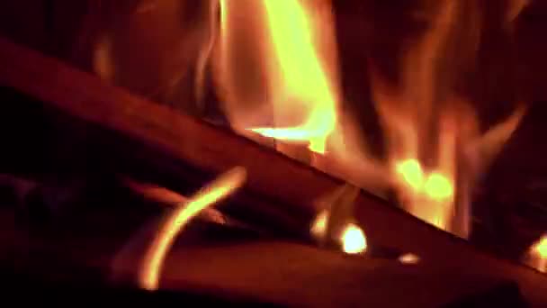 flamme vive du feu brûle dans une cheminée en soirée d'été