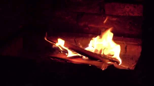 Felle Vlam Van Vuur Brandt Een Open Haard Zomer Avond — Stockvideo