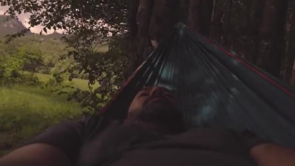 Uomo Che Rilassa Amaca Tramonto Montagna Dopo Una Giornata Escursione — Video Stock