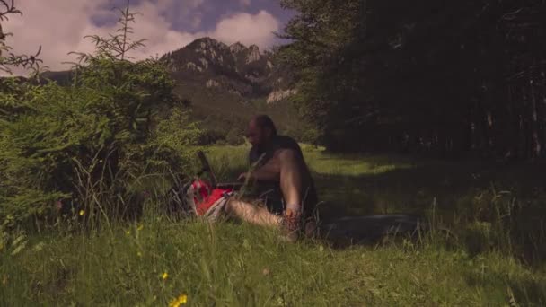 Homme Travaillant Extérieur Avec Ordinateur Portable Paysage Montagne Vert Printemps — Video