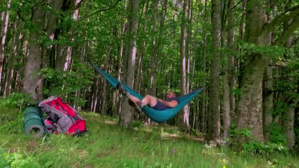 Hombre Que Trabaja Aire Libre Con Ordenador Portátil Hamaca Atardecer — Vídeos de Stock