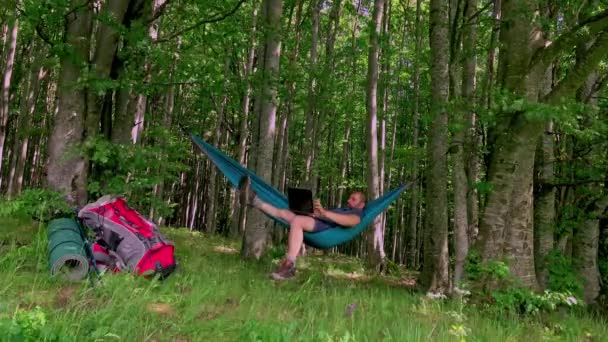 Hombre Que Trabaja Aire Libre Con Ordenador Portátil Hamaca Atardecer — Vídeos de Stock