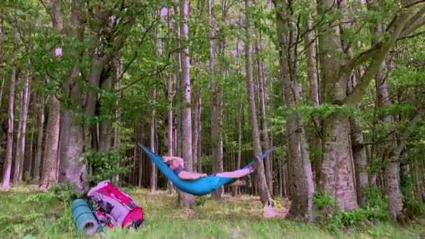 一天的徒步旅行后 人们在山上的吊床上放松了一天 — 图库视频影像