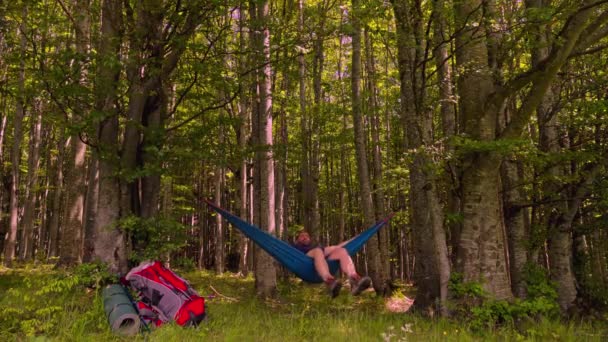 Man Avkopplande Hängmatta Vid Solnedgången Bergen Efter Dag Vandring — Stockvideo