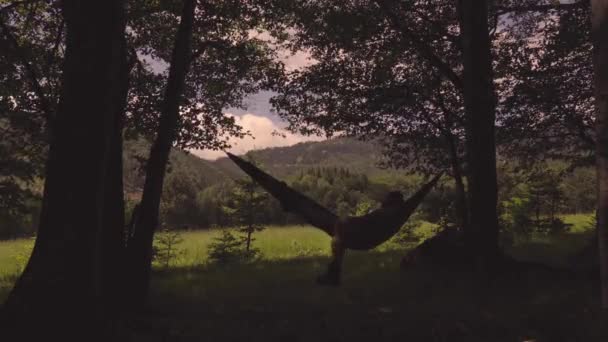 Man Avkopplande Hängmatta Vid Solnedgången Bergen Efter Dag Vandring — Stockvideo