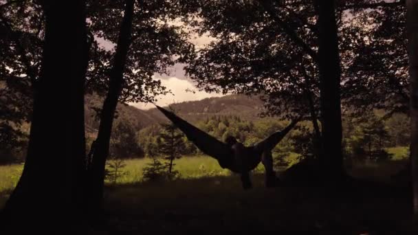 Muž Relaxující Houpací Síti Při Západu Slunce Horách Dni Turistiky — Stock video