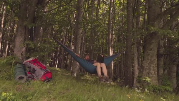 Hombre Que Trabaja Aire Libre Con Ordenador Portátil Hamaca Atardecer — Vídeos de Stock