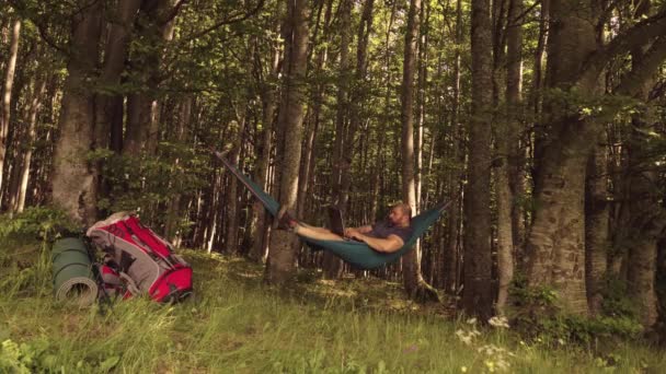 Hombre Que Trabaja Aire Libre Con Ordenador Portátil Hamaca Atardecer — Vídeos de Stock