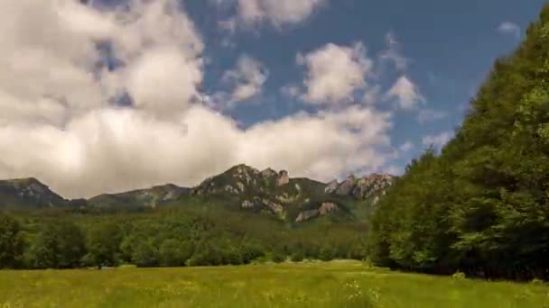 Majestuosas Montañas Paisaje Bajo Cielo Con Nubes — Vídeo de stock