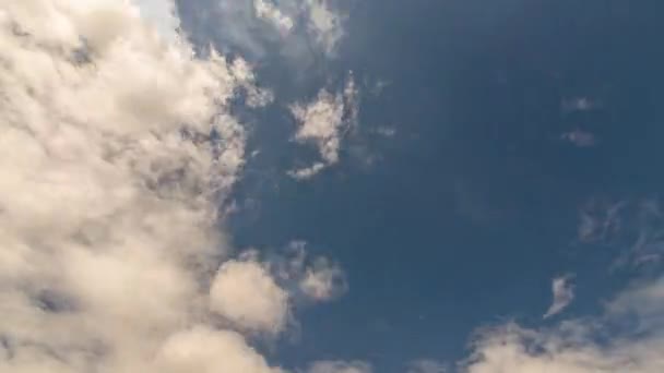 Timelapse Niebieskiego Nieba Szybko Poruszającymi Się Chmurami — Wideo stockowe